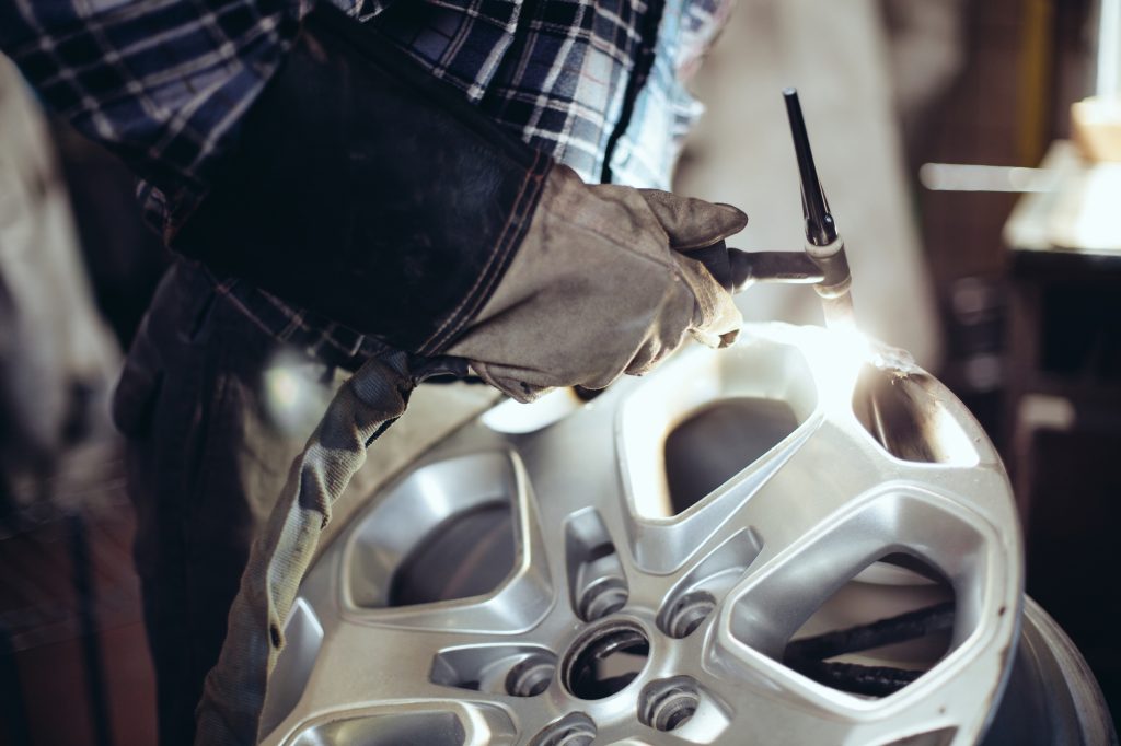how to hire a rim repair specialist